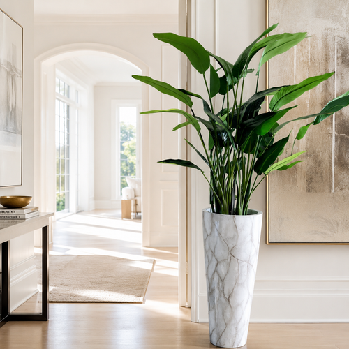 Ave del Paraíso en Macetero Efecto Mármol para decoración de interiores | Vareluma