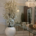 Ramas de Cerezo Blanco en Jarrón Globo Blanco Lacado para decoración de interiores | Vareluma